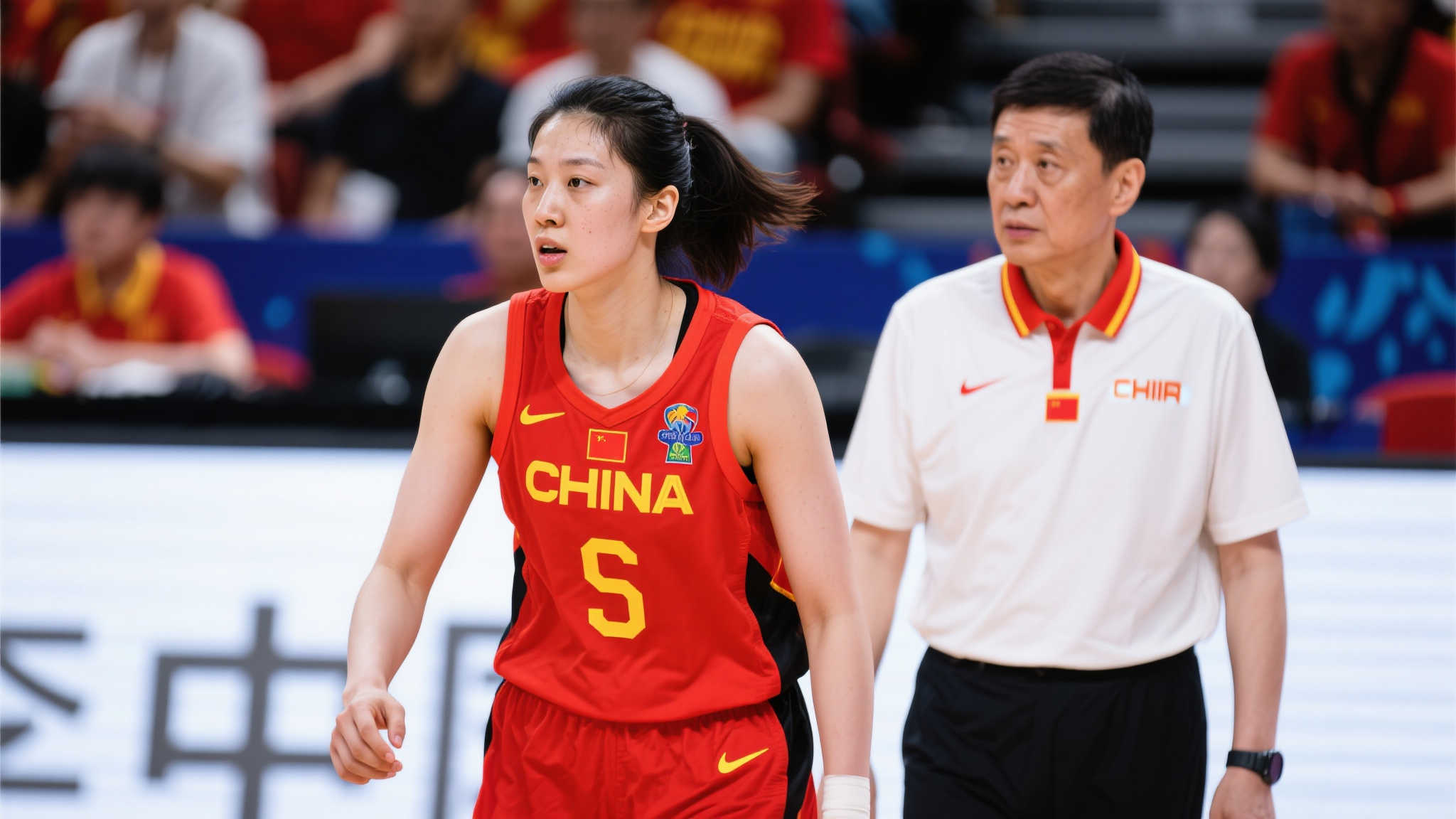 篮球世界总是充满竞争与荣耀，中国女篮中的明星球员李